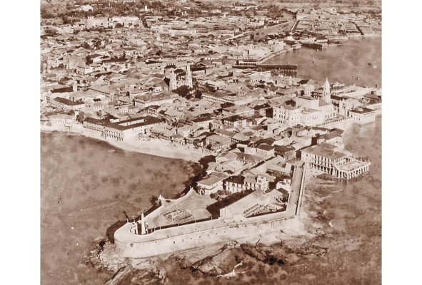 La mudanza de la ciudad de Panamá a su nueva locación representó un cambio de modelo, de “ciudad abierta”, que habría predominado en Panamá la Vieja, a un modelo de “ciudad fortificada”. Vista del Casco Antiguo y su muralla. La mudanza de la ciudad de Panamá a su nueva locación representó un cambio de modelo, de “ciudad abierta”, que habría predominado en Panamá la Vieja, a un modelo de “ciudad fortificada”. Vista del Casco Antiguo y su muralla.