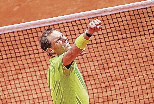 Rafael Nadal celebrando su décimo cuarto triunfo en el Roland Garros Rafael Nadal celebrando su décimo cuarto triunfo en el Roland Garros