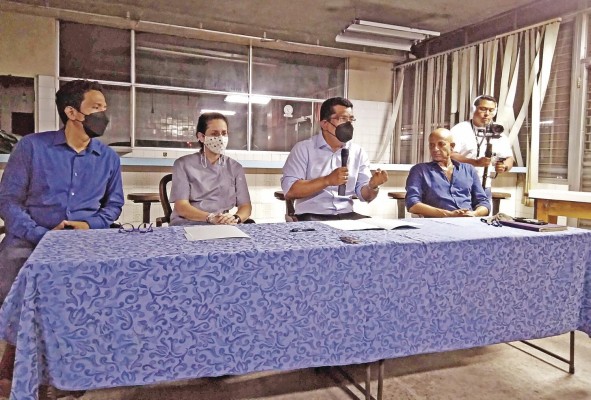 Álvaro Quirós, chef Ayelet Vahnish, Emilio Sempris y Barak Afik, Ph.D durante la firma del convenio. Álvaro Quirós, chef Ayelet Vahnish, Emilio Sempris y Barak Afik, Ph.D durante la firma del convenio.