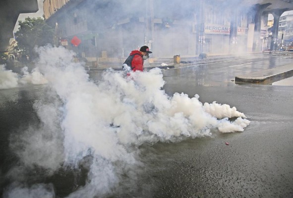 Como en días anteriores, gran cantidad de gas lacrimógeno fue utilizado por la Policía Nacional. Como en días anteriores, gran cantidad de gas lacrimógeno fue utilizado por la Policía Nacional.