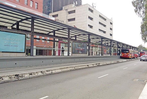 El MetroBus de CDMX funciona desde el año 2015 y tiene siete líneas que sirven de manera independiente al sistema de Metro. El MetroBus de CDMX funciona desde el año 2015 y tiene siete líneas que sirven de manera independiente al sistema de Metro.