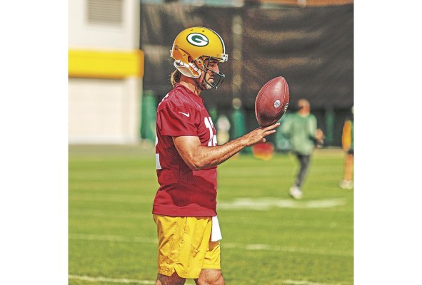 Aaron Rodgers durante un entrenamiento con su equipo Aaron Rodgers durante un entrenamiento con su equipo