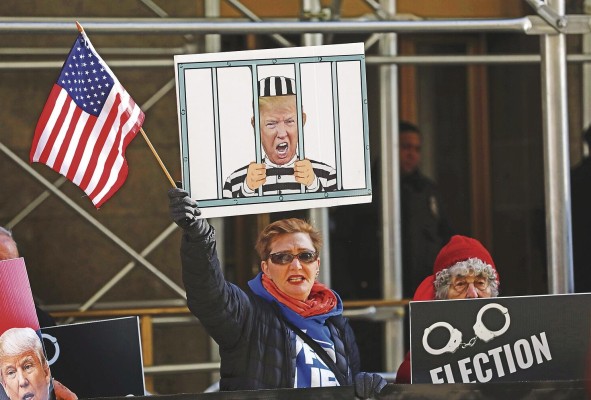 Personas se reúnen frente a una corte de Nueva York, ante la posibilidad de que se procese en una causa al expresidente estadounidense Donald Trump, este 21 de marzo de 2023. Personas se reúnen frente a una corte de Nueva York, ante la posibilidad de que se procese en una causa al expresidente estadounidense Donald Trump, este 21 de marzo de 2023.