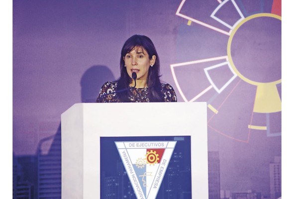 Carolina Camacho, economista del CAF, durante su participación en la clausura de CADE 2023. Carolina Camacho, economista del CAF, durante su participación en la clausura de CADE 2023.
