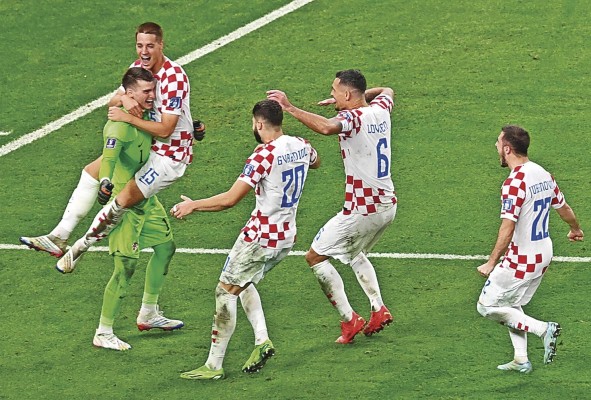 Jugadores de Croacia celebran junto al portero Dominik Livakovic. Jugadores de Croacia celebran junto al portero Dominik Livakovic.