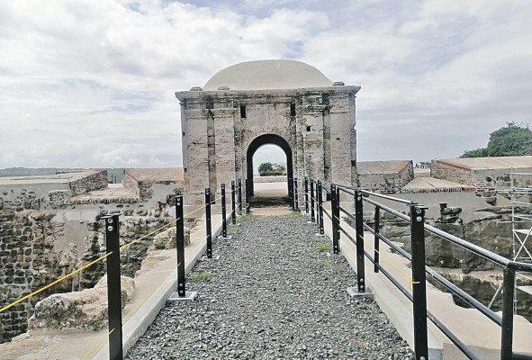 Entrada del Castillo de San Lorenzo El Real de Chagres, el cual se encuentra en restauración. Entrada del Castillo de San Lorenzo El Real de Chagres, el cual se encuentra en restauración.