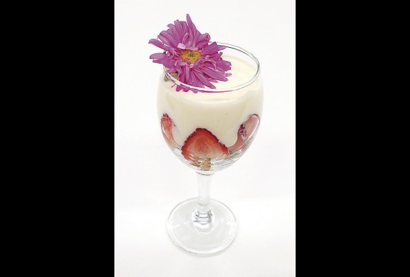 Parfrait de crema batida y leche condensada con granola y frutos rojos Parfrait de crema batida y leche condensada con granola y frutos rojos