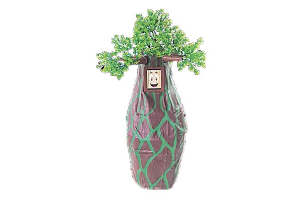 El árbol robot MyRoT es una representación del árbol barrigón de Panamá. En su tronco tiene una tableta con imagen de un rostro (ojos, cejas y boca). El árbol robot MyRoT es una representación del árbol barrigón de Panamá. En su tronco tiene una tableta con imagen de un rostro (ojos, cejas y boca).