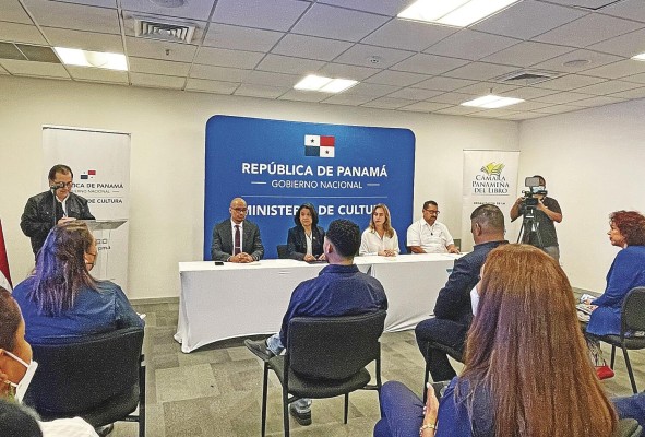 En la mesa principal se encuentran el director de Derechos Culturales y Ciudadanía, Enrique Noel; la ministra de MiCultura, Giselle González Villarrué; la representante suplente de la Junta Comunal de Bella Vista, Caterina Sáenz, y el promotor de lectura de MiCultura, Carlos Fong En la mesa principal se encuentran el director de Derechos Culturales y Ciudadanía, Enrique Noel; la ministra de MiCultura, Giselle González Villarrué; la representante suplente de la Junta Comunal de Bella Vista, Caterina Sáenz, y el promotor de lectura de MiCultura, Carlos Fong