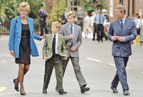 La cinta se centra en la búsqueda de identidad de Diana, lejos de la realeza inglesa. La cinta se centra en la búsqueda de identidad de Diana, lejos de la realeza inglesa.