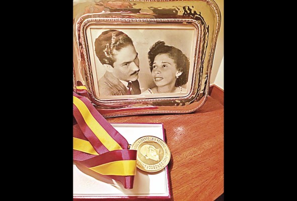 La medalla Raúl Leis. Al fondo, una foto de los padres de Nadya Vásquez La medalla Raúl Leis. Al fondo, una foto de los padres de Nadya Vásquez