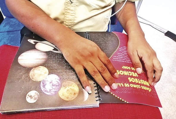La lectura Braille es un sistema que convierte la palabra escrita en una forma táctil. La lectura Braille es un sistema que convierte la palabra escrita en una forma táctil.
