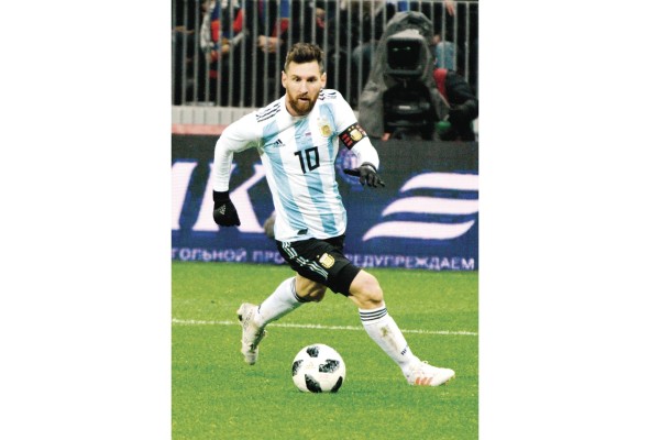 Lionel Messi, en el fútbol contemporáneo tiene su huella marcada con cifras récord en alto relieve. Lionel Messi, en el fútbol contemporáneo tiene su huella marcada con cifras récord en alto relieve.