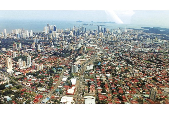 Imagen de la ciudad de los rascacielos. Observe cómo la mayoría de los edificios altos se concentran hacia el borde costero de la ciudad de Panamá. Imagen de la ciudad de los rascacielos. Observe cómo la mayoría de los edificios altos se concentran hacia el borde costero de la ciudad de Panamá.