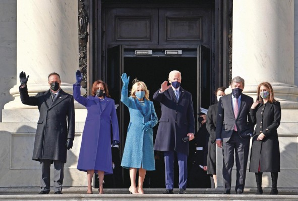 El presidente Joe Biden, y Kamala Harris, vicepresidenta, acompañados de sus respectivos cónyuges. El presidente Joe Biden, y Kamala Harris, vicepresidenta, acompañados de sus respectivos cónyuges.