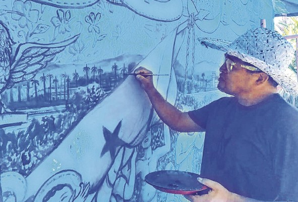 Aristides Ureña mientras daba pinceladas a su ciclo pictórico 'República Popular de Panamá'. Aristides Ureña mientras daba pinceladas a su ciclo pictórico 'República Popular de Panamá'.