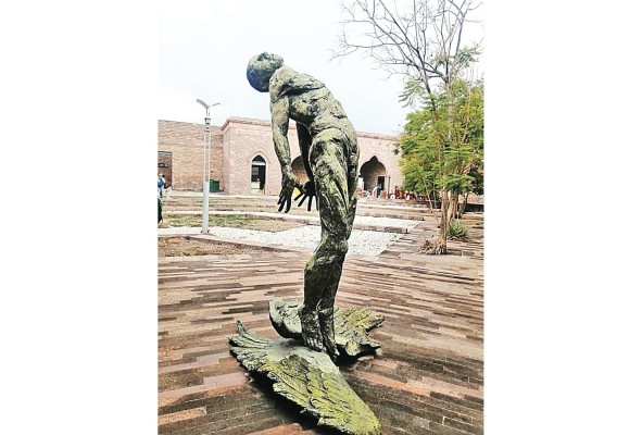 Escultura en el Centro de las Artes de San Luis Potosí Escultura en el Centro de las Artes de San Luis Potosí
