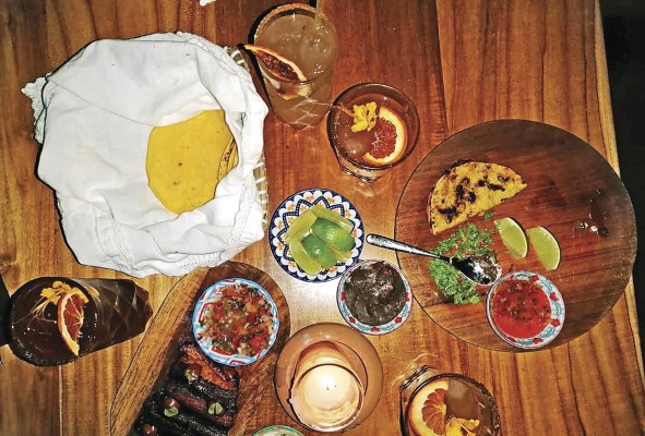 La Milagrosa propone los sabores tradicionales de la gastronomía mexicana con ingredientes locales en las manos del chef panameño Samuel Pérez. La Milagrosa propone los sabores tradicionales de la gastronomía mexicana con ingredientes locales en las manos del chef panameño Samuel Pérez.