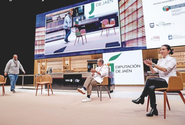Hilario Arbelaitz (c), Elena Arzak (d), y David de Jorge (i), conversaron sobre el poso de la enseñanza francesa Hilario Arbelaitz (c), Elena Arzak (d), y David de Jorge (i), conversaron sobre el poso de la enseñanza francesa