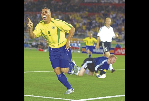 El brasileño Ronaldo Nazário celebrando un gol ante Alemania en la final de la Copa Mundial de la FIFA Corea del Sur-Japón 2002. El brasileño Ronaldo Nazário celebrando un gol ante Alemania en la final de la Copa Mundial de la FIFA Corea del Sur-Japón 2002.