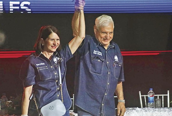 La exprimera dama Marta Linares de Martinelli junto al expresidente celebran luego de que este ganara la candidatura presidencial por RM el pasado 4 de junio. La exprimera dama Marta Linares de Martinelli junto al expresidente celebran luego de que este ganara la candidatura presidencial por RM el pasado 4 de junio.