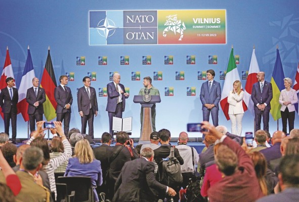 El presidente de Ucrania, Volodímir Zelenski (centro), junto a los líderes del G-7 y el presidente del Consejo Europeo, Charles Michel, y la presidenta de la Comisión Europea, Ursula von der Leyen (derecha) El presidente de Ucrania, Volodímir Zelenski (centro), junto a los líderes del G-7 y el presidente del Consejo Europeo, Charles Michel, y la presidenta de la Comisión Europea, Ursula von der Leyen (derecha)