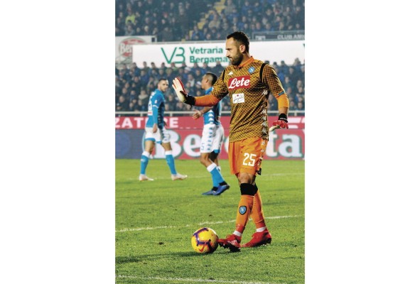 David Ospina parecía intocable en la portería del Nápoles, pero la actuación sobresaliente de Alex Meret en la final de la Copa Italia, parece ser el punto de quiebre a favor del italiano. David Ospina parecía intocable en la portería del Nápoles, pero la actuación sobresaliente de Alex Meret en la final de la Copa Italia, parece ser el punto de quiebre a favor del italiano.