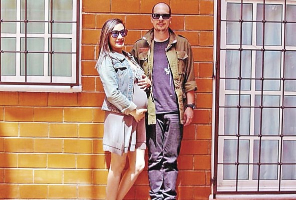 Ileana embarazada de Matías, y su esposo. Tiene previsto terminar un libro en el que abordará todo sobre Matías y Gabriel. Ileana embarazada de Matías, y su esposo. Tiene previsto terminar un libro en el que abordará todo sobre Matías y Gabriel.