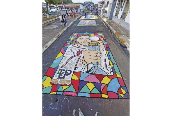 La confección de la alfombra de sal teñida fue organizada como aporte a la cultura e impacto que tiene la universidad en la comunidad. La confección de la alfombra de sal teñida fue organizada como aporte a la cultura e impacto que tiene la universidad en la comunidad.
