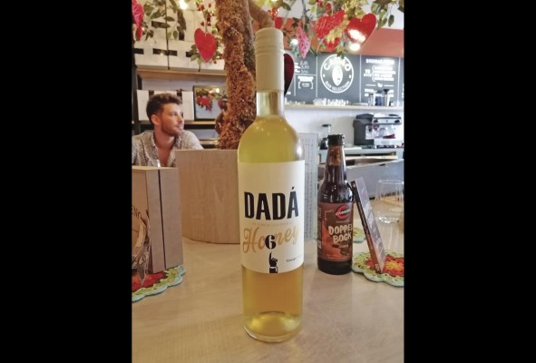 Dadá 6 Honey, blend de uvas blancas, cosecha tardía Dadá 6 Honey, blend de uvas blancas, cosecha tardía