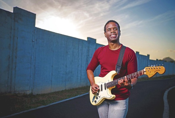 El guitarrista y compositor panameño Eliécer Izquierdo El guitarrista y compositor panameño Eliécer Izquierdo