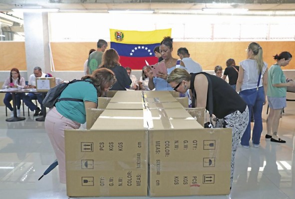 Venezolaros votan en Panamá. Venezolaros votan en Panamá.