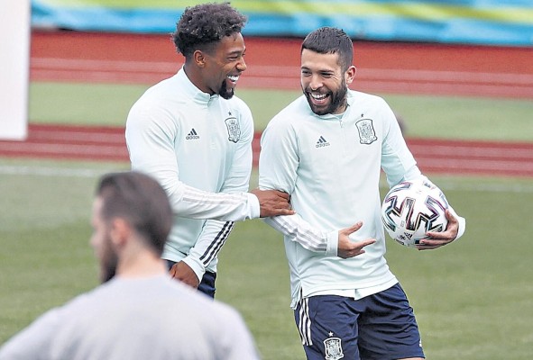 Los jugadores de la selección española, el centrocampista Adama Traoré (i) y el defensa Jordi Alba (d), durante el entrenamiento de este jueves en San Petersburgo, en la víspera del encuentro de cuartos de final de la Eurocopa 2020 ante Suiza. Los jugadores de la selección española, el centrocampista Adama Traoré (i) y el defensa Jordi Alba (d), durante el entrenamiento de este jueves en San Petersburgo, en la víspera del encuentro de cuartos de final de la Eurocopa 2020 ante Suiza.