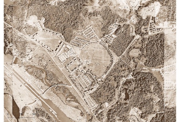 En esta fotografía de 1965 se observa la infraestructura existente en Fort Clayton. Luego de sucesivas expansiones durante la Segunda Guerra Mundial, para acomodar las tropas que llegaron para la defensa del Canal, y luego durante la década de 1950, cuando se dio una modernización del 'stock' de viviendas existentes, para esta fecha la base ya presentaba las características que conocemos en la actualidad. En esta fotografía de 1965 se observa la infraestructura existente en Fort Clayton. Luego de sucesivas expansiones durante la Segunda Guerra Mundial, para acomodar las tropas que llegaron para la defensa del Canal, y luego durante la década de 1950, cuando se dio una modernización del 'stock' de viviendas existentes, para esta fecha la base ya presentaba las características que conocemos en la actualidad.