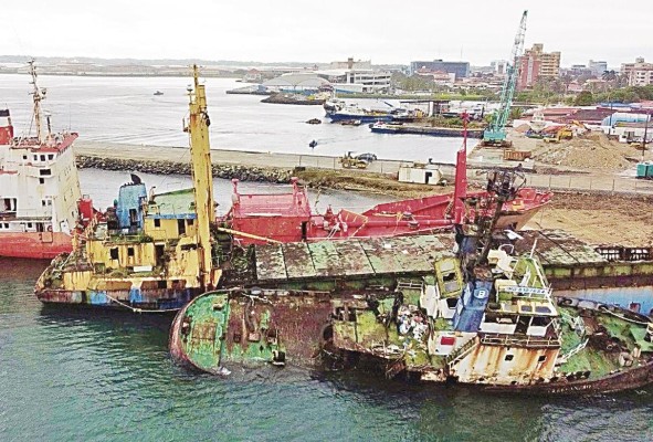Los barco chatarra que aún se encuentran en la bahía de la provincia de Colón. Los barco chatarra que aún se encuentran en la bahía de la provincia de Colón.