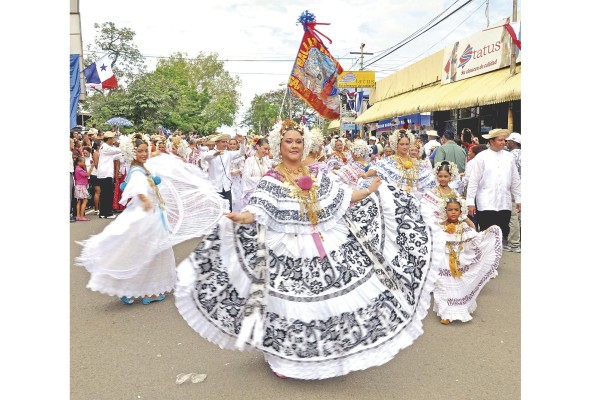 Lo que hace que hace que este vestuario sea aún más vistoso son sus novedosas prendas en oro, plata y perlas. Lo que hace que hace que este vestuario sea aún más vistoso son sus novedosas prendas en oro, plata y perlas.