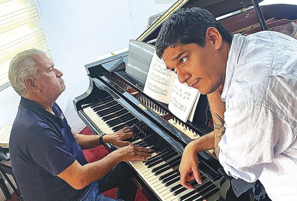 Luis Troetsch hijo acompaña a su padre, el pianista Luis Troetsch Turner, en el registro sonoro de las obras de piano solo del maestro Gonzalo Brenes. Luis Troetsch hijo acompaña a su padre, el pianista Luis Troetsch Turner, en el registro sonoro de las obras de piano solo del maestro Gonzalo Brenes.