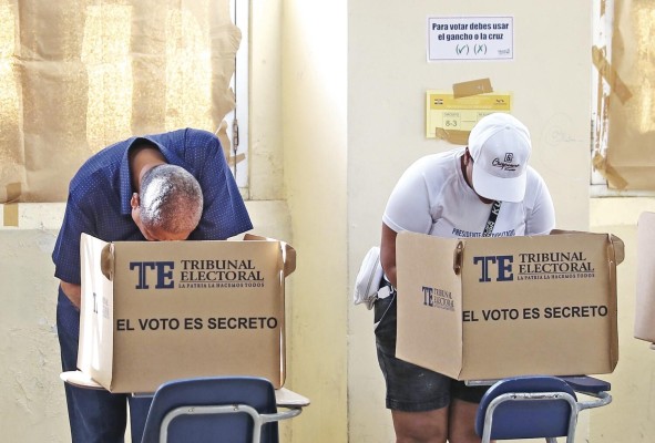 15 de los diputados actuales alcanzaron un espacio en la papeleta PRD para un nuevo período en la Asamblea. 15 de los diputados actuales alcanzaron un espacio en la papeleta PRD para un nuevo período en la Asamblea.
