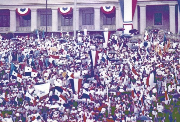 Panameños celebrando en cuenta regresiva que determinaría el retorno del Canal de Panamá. Panameños celebrando en cuenta regresiva que determinaría el retorno del Canal de Panamá.