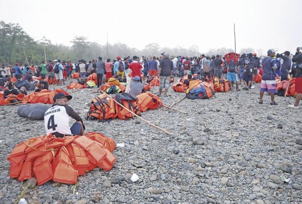 Cada día llegan al poblado de Bajo Chiquito miles de migrantes. El continuo flujo ha puesto en el radar a un poblado que por décadas se mantuvo en completo anonimato. Cada día llegan al poblado de Bajo Chiquito miles de migrantes. El continuo flujo ha puesto en el radar a un poblado que por décadas se mantuvo en completo anonimato.