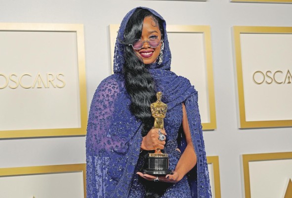 Gabriella Wilson (H.E.R), ganadora de mejor canción por 'Fight For You'. Gabriella Wilson (H.E.R), ganadora de mejor canción por 'Fight For You'.
