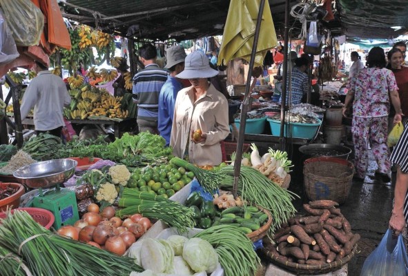 Tomates maduros en el mercadoTuol kok, Cambodia Tomates maduros en el mercadoTuol kok, Cambodia