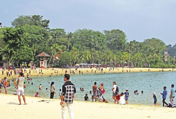 Playa Sentosa, es una playa artificial en la isla de Sentosa en Singapur, sede de eventos, atracciones temáticas, spas, bosques tropicales y playas. Playa Sentosa, es una playa artificial en la isla de Sentosa en Singapur, sede de eventos, atracciones temáticas, spas, bosques tropicales y playas.