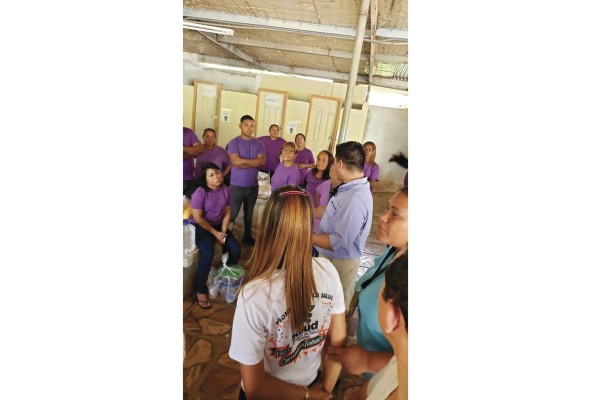 Los voluntarios, que lucen suéter morado, ofrecen charlas de docencia a los familiares de los presos. Los voluntarios, que lucen suéter morado, ofrecen charlas de docencia a los familiares de los presos.