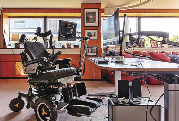 Un vasto surtido de papeles y objetos personales del físico Stephen Hawking pasará a manos del público como parte de las colecciones de la biblioteca de la Universidad de Cambridge y del Museo de Ciencias londinense. Un vasto surtido de papeles y objetos personales del físico Stephen Hawking pasará a manos del público como parte de las colecciones de la biblioteca de la Universidad de Cambridge y del Museo de Ciencias londinense.