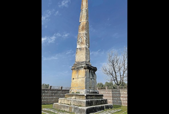 Obelisco en honor de Cassius Philiscus en Elbeyli Obelisco en honor de Cassius Philiscus en Elbeyli