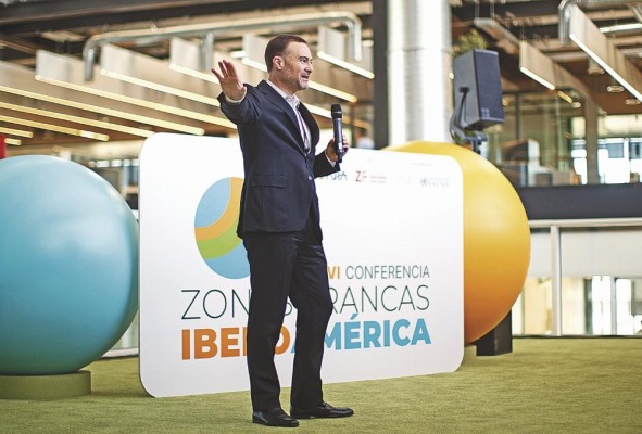 El socio director de la práctica de Impuestos y Legal de EY, Rafael Sayagués, durante su participación en la XXVI Conferencia de las Zonas Francas de Iberoamérica, que se celebra entre el 8 y el 10 de noviembre en la capital catalana, un encuentro para proyectar nuevos horizontes en el sector. El socio director de la práctica de Impuestos y Legal de EY, Rafael Sayagués, durante su participación en la XXVI Conferencia de las Zonas Francas de Iberoamérica, que se celebra entre el 8 y el 10 de noviembre en la capital catalana, un encuentro para proyectar nuevos horizontes en el sector.