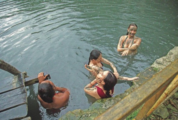 A laguna de agua sulfurosa se le atribuyen varias propiedades curativas. A laguna de agua sulfurosa se le atribuyen varias propiedades curativas.