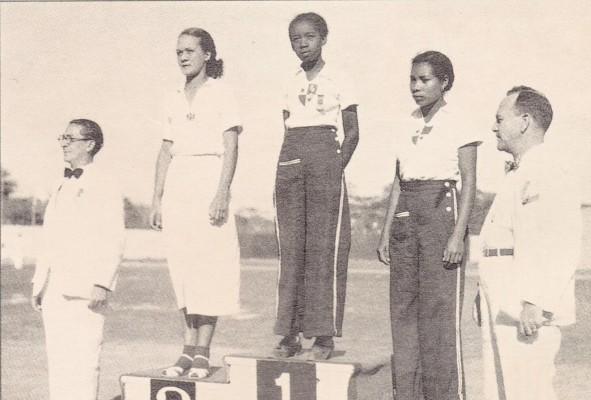 ROY.- Don Manuel Roy (Izq.) durante una de las premiaciones en los Centroamericanos y del Caribe de 1938. ROY.- Don Manuel Roy (Izq.) durante una de las premiaciones en los Centroamericanos y del Caribe de 1938.