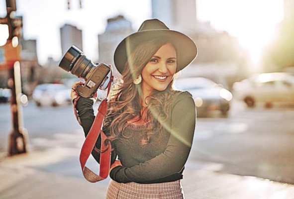 Liz Pinto Fotógrafa. Hay seres que nacen con una mirada especial. Esos que son capaces de empuñar la cámara, encuadrar la historia y conseguir la estampa ideal. “He tenido muchas experiencias de todo tipo, llevo años en esto y aunque uno en las redes ve todo bonito y todo se ve perfecto, hay muchas cosas detrás de cámara que te enseñan. Buenas experiencias, gracias a Dios, son las que más pesan en mi trayectoria”. Liz Pinto Fotógrafa. Hay seres que nacen con una mirada especial. Esos que son capaces de empuñar la cámara, encuadrar la historia y conseguir la estampa ideal. “He tenido muchas experiencias de todo tipo, llevo años en esto y aunque uno en las redes ve todo bonito y todo se ve perfecto, hay muchas cosas detrás de cámara que te enseñan. Buenas experiencias, gracias a Dios, son las que más pesan en mi trayectoria”.
